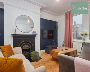 Stunning Four Bedroom House By PureStay Short Lets & Serviced Accommodation Bradford With Parking